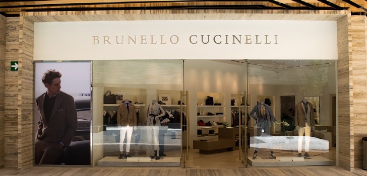 Imagen exterior de una tienda de Brunello Cucinelli. Brunello Cucinelli acelera y crece un 10% en 2019